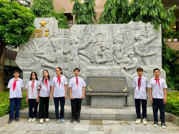 Nhóm học sinh 13-14 tuổi viết sách 'Những dấu chân lịch sử'